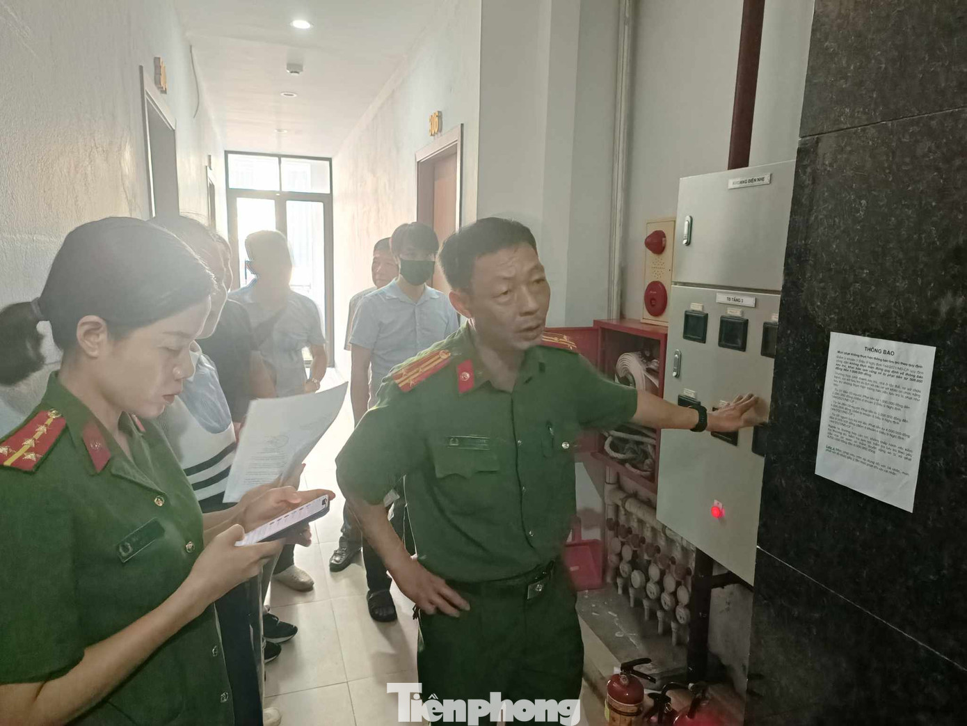 Thượng tá Đỗ Anh Quyến - Phó trưởng Công an quận Bắc Từ Liêm trực tiếp kiểm tra về công tác bảo đảm an toàn PCCC&CNCH tại ngôi nhà. Thượng tá Đỗ Anh Quyến - Phó trưởng Công an quận Bắc Từ Liêm trực tiếp kiểm tra về công tác bảo đảm an toàn PCCC&CNCH tại ngôi nhà.