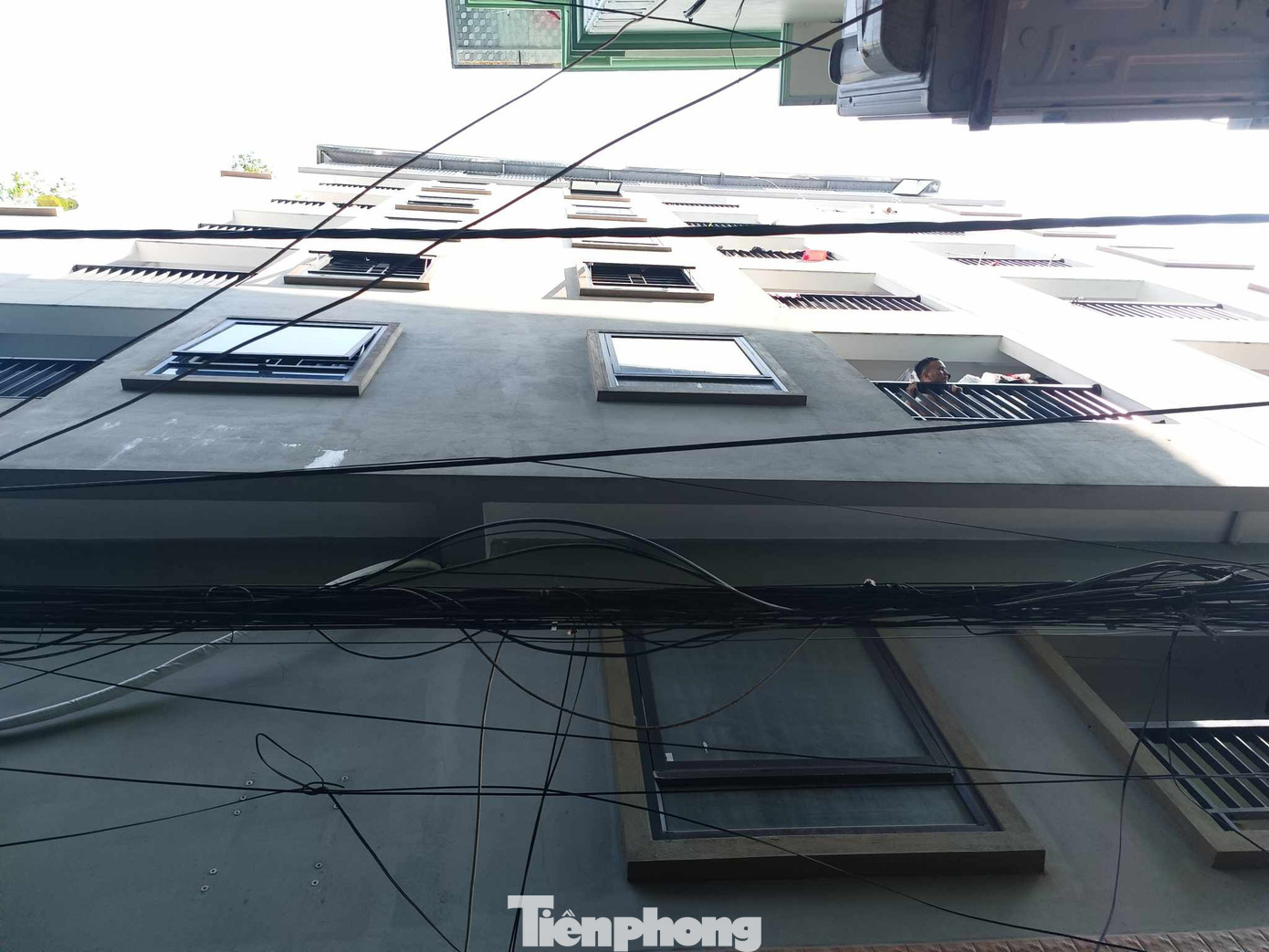 Chiều cùng ngày, đoàn liên ngành quận Bắc Từ Liêm (Hà Nội) tiến hành kiểm tra ngôi nhà cho thuê trọ tại địa chỉ 225 Trần Cung về việc chấp hành pháp luật về đất đai, quy hoạch, đầu tư, xây dựng, an toàn điện, an toàn về phòng cháy, chữa cháy (PCCC) và cứu hộ, cứu nạn (CHCN). Chiều cùng ngày, đoàn liên ngành quận Bắc Từ Liêm (Hà Nội) tiến hành kiểm tra ngôi nhà cho thuê trọ tại địa chỉ 225 Trần Cung về việc chấp hành pháp luật về đất đai, quy hoạch, đầu tư, xây dựng, an toàn điện, an toàn về phòng cháy, chữa cháy (PCCC) và cứu hộ, cứu nạn (CHCN).