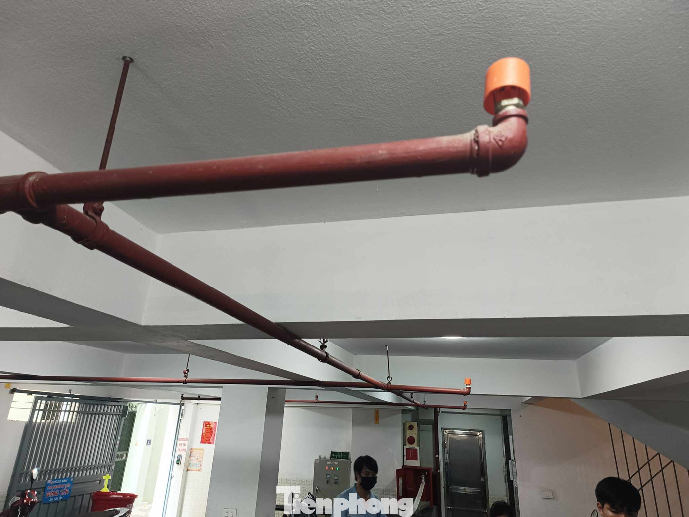 Tầng 1 nơi để xe máy, xe đạp lắp đặt hệ thống chữa cháy bằng nước. Tầng 1 nơi để xe máy, xe đạp lắp đặt hệ thống chữa cháy bằng nước.