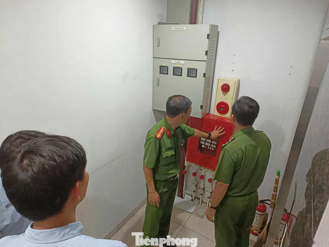 Tại các tầng được lắp đặt hệ thống báo cháy. Tại các tầng được lắp đặt hệ thống báo cháy.