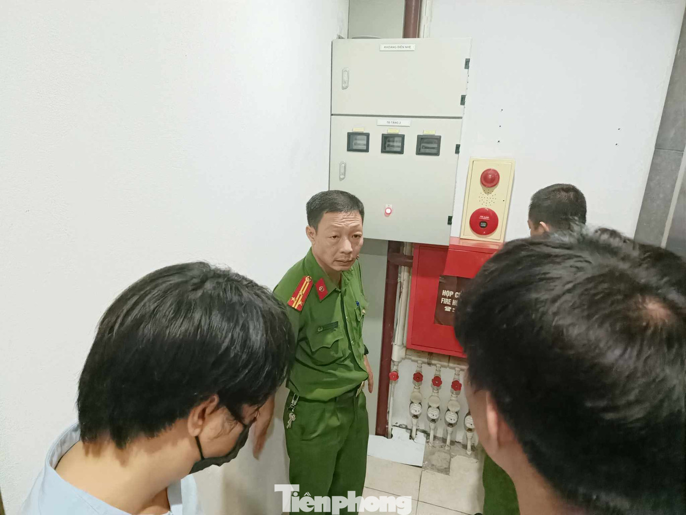 Theo thượng tá Đỗ Anh Quyến, về cơ bản phía quản lý ngôi nhà đã thực hiện các quy định về an toàn PCCC như lắp đặt hệ thống báo cháy tự động ở các tầng, có lối thoát nạn phía bên ngoài ban công nhà... Tuy nhiên, cầu thang bộ là cầu thang hở nên khi xảy ra hoả hoạn khói sẽ bay lên các tầng cao, do đó, đoàn liên ngành yêu cầu chủ nhà và đơn vị quản lý cần có biện pháp để đảm bảo ngăn khói. Đồng thời, cần lắp thêm các biển chỉ dẫn khi xảy ra hoả hoạn tuyệt đối không được sử dụng thang máy để người thuê trọ có thể nắm được. Theo thượng tá Đỗ Anh Quyến, về cơ bản phía quản lý ngôi nhà đã thực hiện các quy định về an toàn PCCC như lắp đặt hệ thống báo cháy tự động ở các tầng, có lối thoát nạn phía bên ngoài ban công nhà... Tuy nhiên, cầu thang bộ là cầu thang hở nên khi xảy ra hoả hoạn khói sẽ bay lên các tầng cao, do đó, đoàn liên ngành yêu cầu chủ nhà và đơn vị quản lý cần có biện pháp để đảm bảo ngăn khói. Đồng thời, cần lắp thêm các biển chỉ dẫn khi xảy ra hoả hoạn tuyệt đối không được sử dụng thang máy để người thuê trọ có thể nắm được.