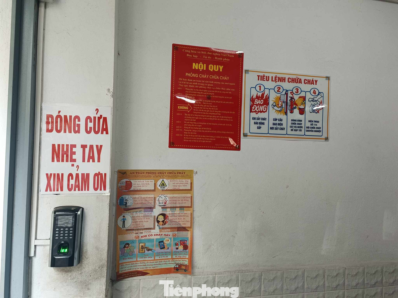 Theo đơn vị quản lý, ngôi nhà cao 6 tầng, 1 tầng lửng, 1 tầng tum. Phía trước đường Trần Cung cho thuê kinh doanh. Theo đơn vị quản lý, ngôi nhà cao 6 tầng, 1 tầng lửng, 1 tầng tum. Phía trước đường Trần Cung cho thuê kinh doanh.