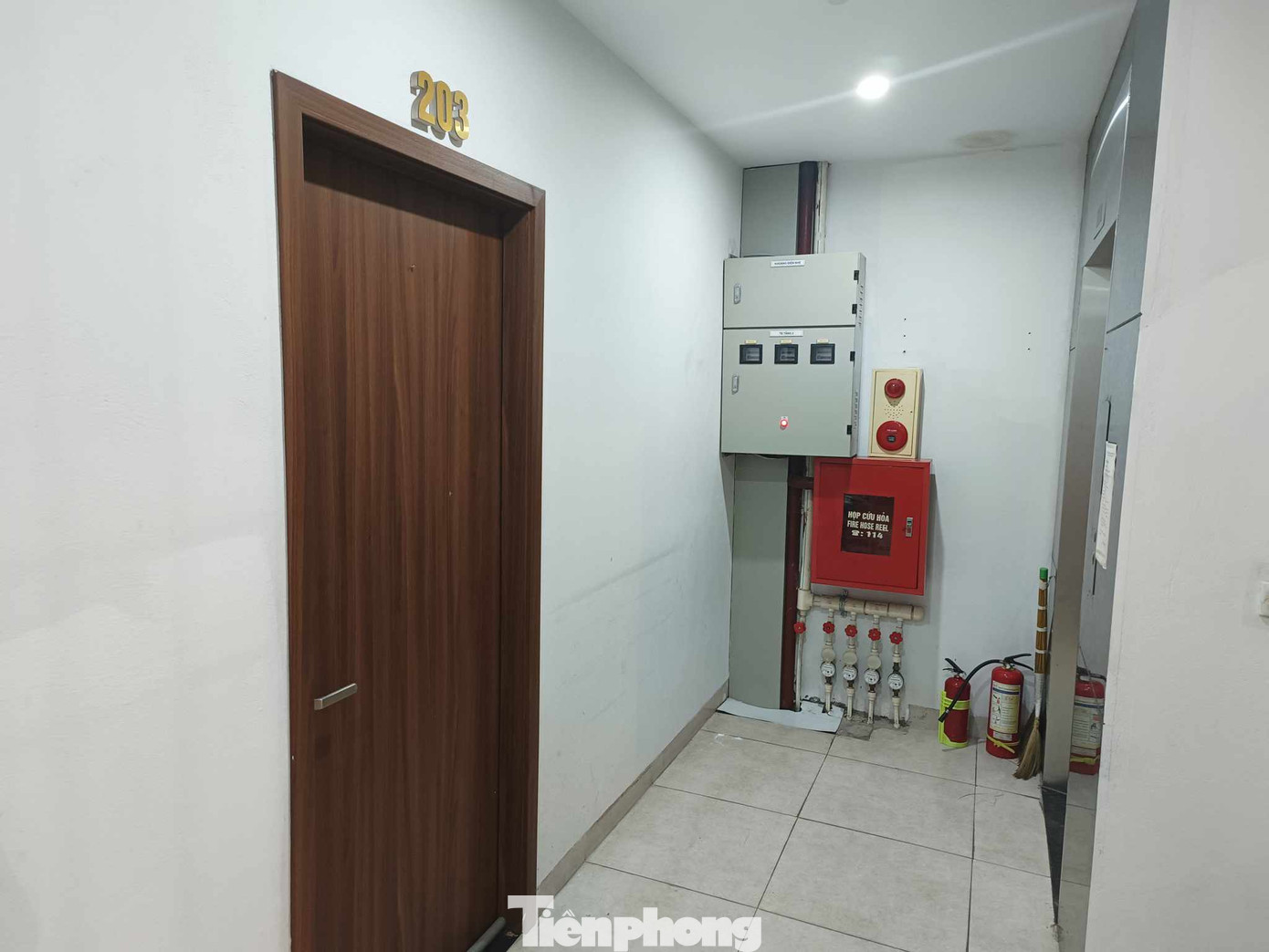 Một cán bộ đoàn kiểm tra cho biết, qua kiểm tra, về cơ bản chủ cơ sở đã chấp hành các quy định về bảo đảm an toàn PCCC và chủ động tuyên truyền cho những người thuê trọ tại đây. “Đối với các cơ sở chưa chấp hành các quy định về PCCC thì đoàn kiểm tra yêu cầu phải đảm bảo các biện pháp về PCCC&CNCH trong thời gian sớm nhất. Trong đó có việc lắp đặt thang thoát hiểm và mở cửa thoát hiểm tại khu vực làm “chuồng cọp”… vị cán bộ đoàn liên ngành nói. Một cán bộ đoàn kiểm tra cho biết, qua kiểm tra, về cơ bản chủ cơ sở đã chấp hành các quy định về bảo đảm an toàn PCCC và chủ động tuyên truyền cho những người thuê trọ tại đây. “Đối với các cơ sở chưa chấp hành các quy định về PCCC thì đoàn kiểm tra yêu cầu phải đảm bảo các biện pháp về PCCC&CNCH trong thời gian sớm nhất. Trong đó có việc lắp đặt thang thoát hiểm và mở cửa thoát hiểm tại khu vực làm “chuồng cọp”… vị cán bộ đoàn liên ngành nói.