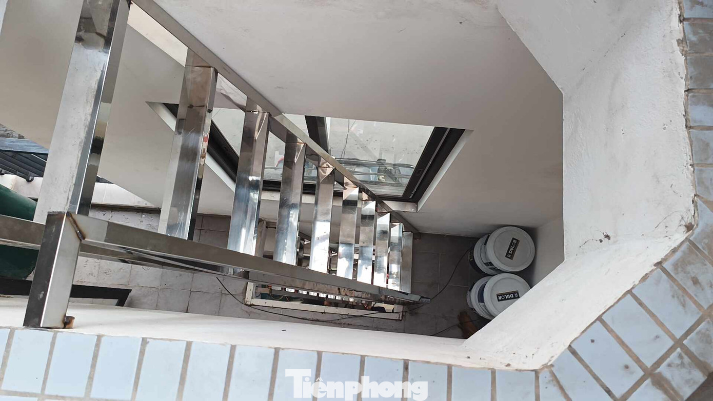 Lối thoát hiểm thiết kế khu vực ban công có thể đi từ hành lang ngôi nhà ra ngoài. Lối thoát hiểm thiết kế khu vực ban công có thể đi từ hành lang ngôi nhà ra ngoài.