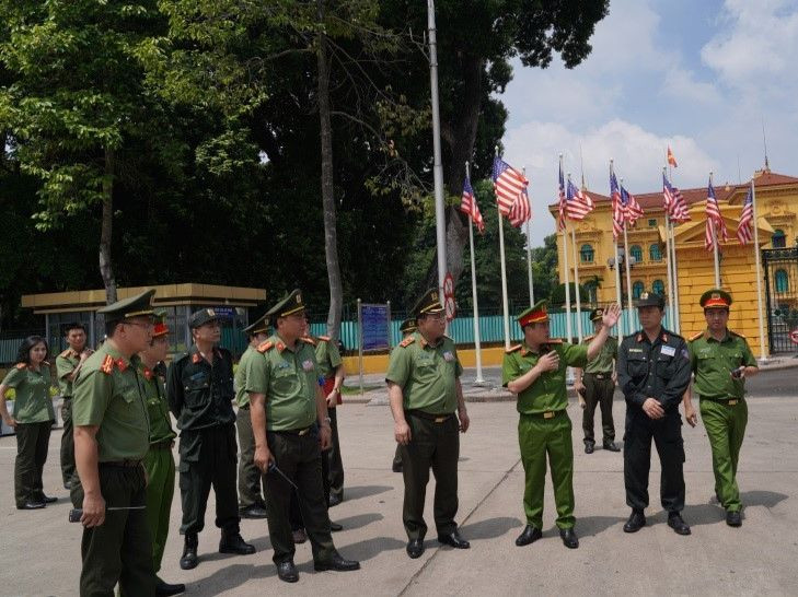 Tổ công tác làm nhiệm vụ bảo vệ trên địa bàn quận Ba Đình báo cáo tình hình với Giám đốc Công an TP Hà Nội. Tổ công tác làm nhiệm vụ bảo vệ trên địa bàn quận Ba Đình báo cáo tình hình với Giám đốc Công an TP Hà Nội.