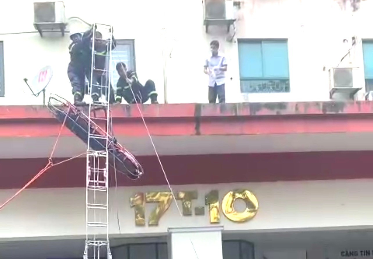 Lực lượng cứu hộ đưa nạn nhân xuống dưới.