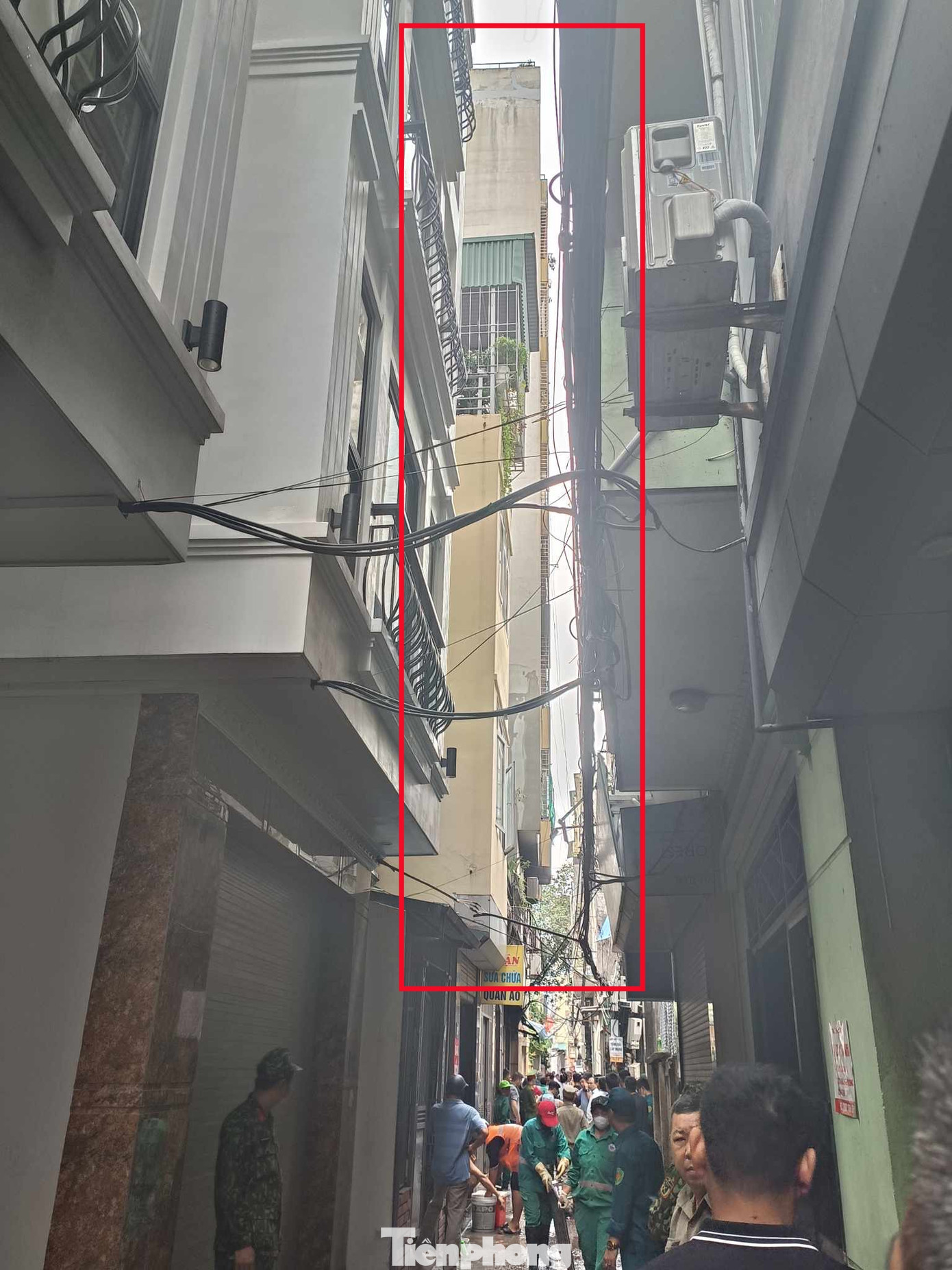 Hình ảnh chung cư mini cao 9 tầng nằm sâu trong hẻm 29/70 Khương Hạ (Thanh Xuân, Hà Nội) sau vụ hoả hoạn. Hình ảnh chung cư mini cao 9 tầng nằm sâu trong hẻm 29/70 Khương Hạ (Thanh Xuân, Hà Nội) sau vụ hoả hoạn.