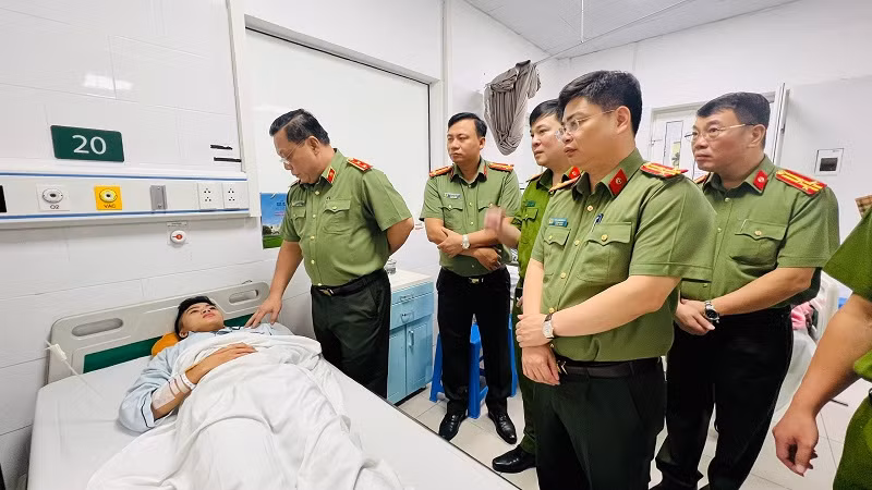 Trung tướng Nguyễn Hải Trung cùng đại diện lãnh đạo các đơn vị chức năng của Công an thành phố thăm hỏi, động viên 5 cán bộ, chiến sĩ bị thương.