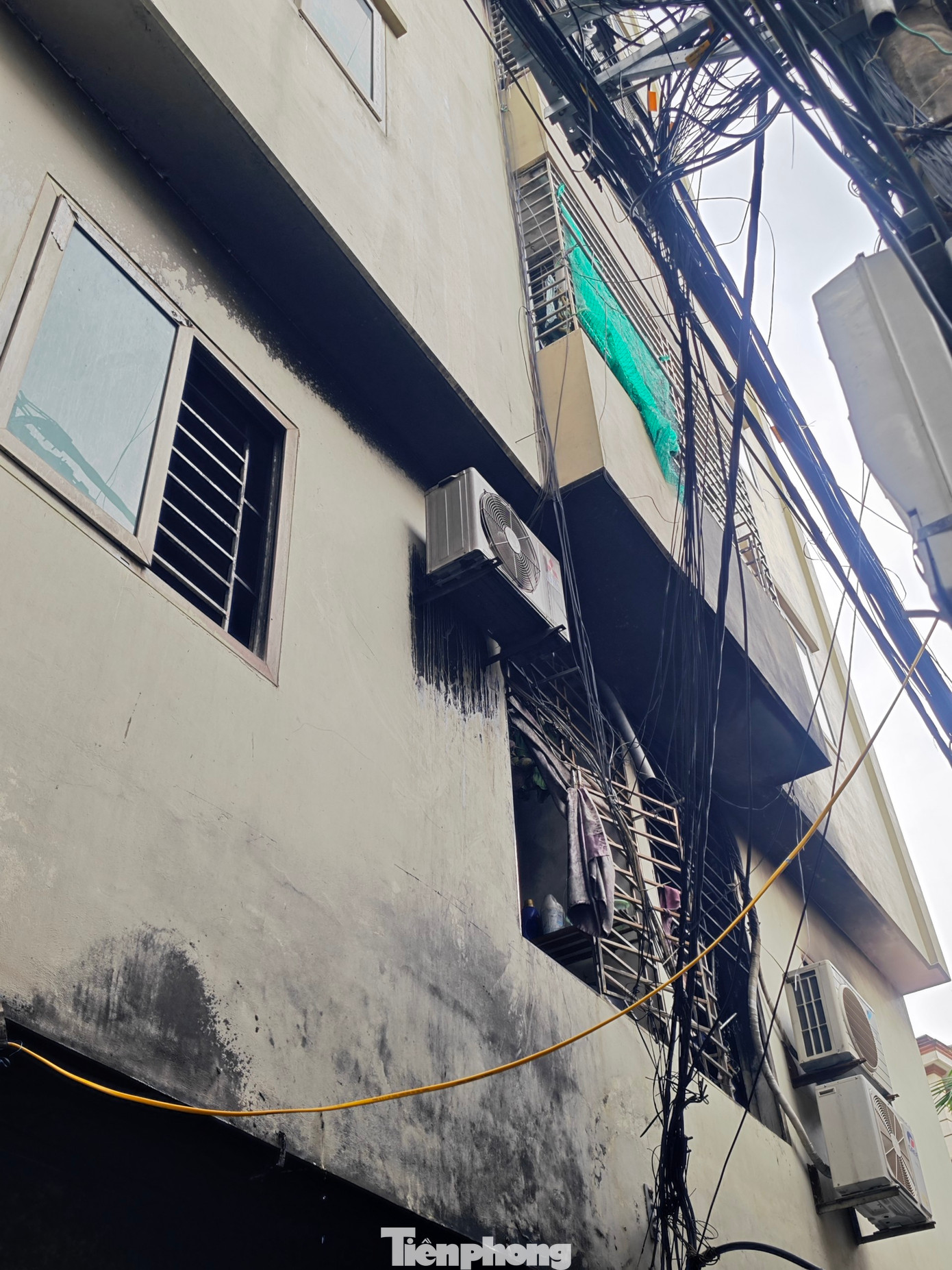 Phía bên ngoài chung cư cửa sổ được rào kín song sắt. Phía bên ngoài chung cư cửa sổ được rào kín song sắt.