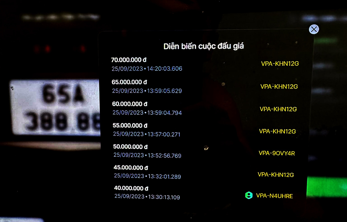 Biển số 65A-388.88 bỗng nhiên bị dừng.