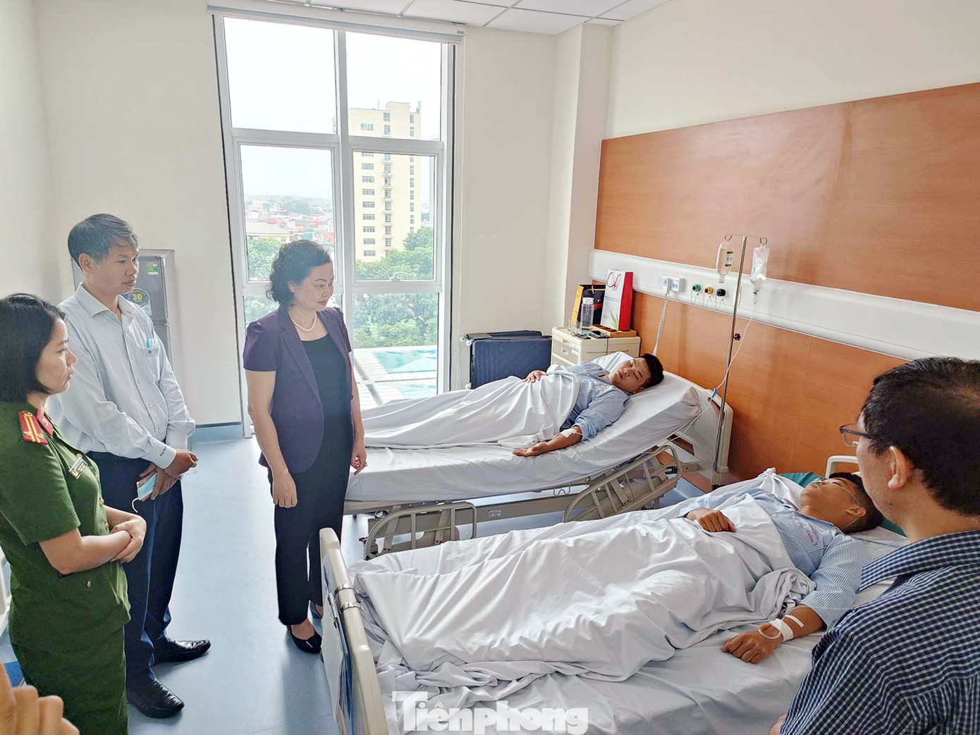 Đồng chí Đinh Thị Lan Duyên, Phó Trưởng ban Tuyên giáo Thành ủy Hà Nội thăm hỏi động viên các chiến sĩ cảnh sát PCCC bị thương trong khi làm nhiệm vụ. Đồng chí Đinh Thị Lan Duyên, Phó Trưởng ban Tuyên giáo Thành ủy Hà Nội thăm hỏi động viên các chiến sĩ cảnh sát PCCC bị thương trong khi làm nhiệm vụ.