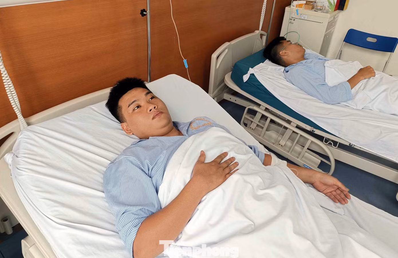 Hạ sĩ Nguyễn Anh Tuấn Đội Cảnh sát PCCC&amp;CNCH Công an quận Hà Đông cũng bị ngạt khói khi làm nhiệm vụ chữa cháy, cứu nạn. Ảnh: Thanh Hà