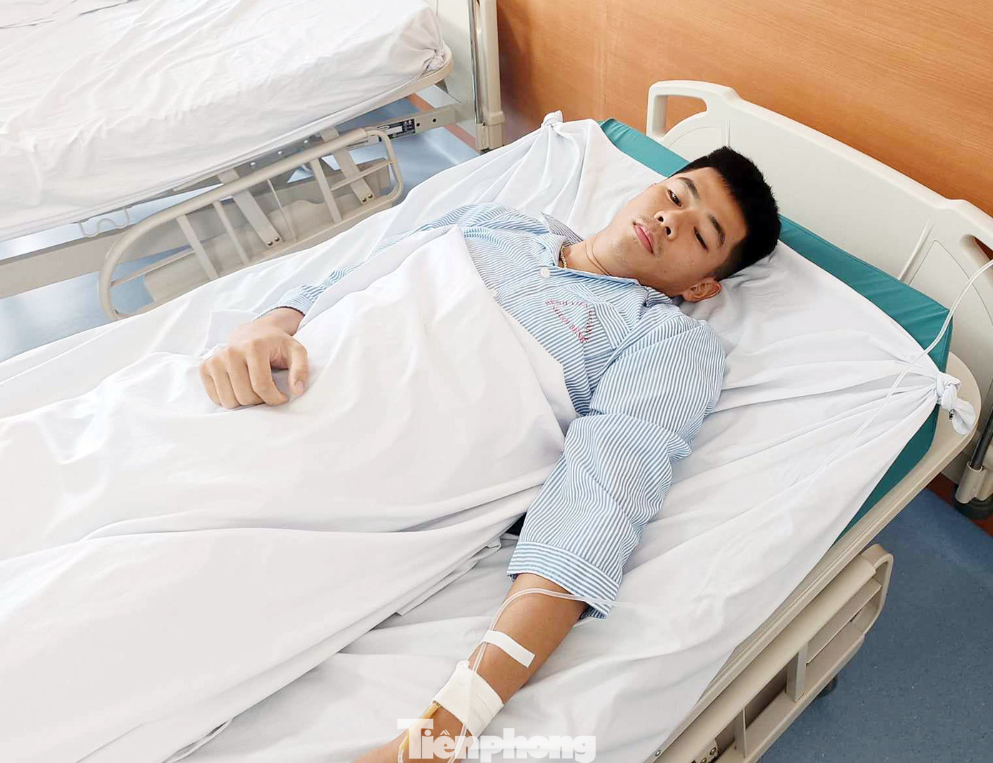 Hạ sĩ Lê Quang Khải - Đội Cảnh sát PCCC&CNCH Công an quận Hà Đông hiện đang bị thương nặng nhất được điều trị tại bệnh viện. Ảnh: Thanh Hà. Hạ sĩ Lê Quang Khải - Đội Cảnh sát PCCC&CNCH Công an quận Hà Đông hiện đang bị thương nặng nhất được điều trị tại bệnh viện. Ảnh: Thanh Hà.