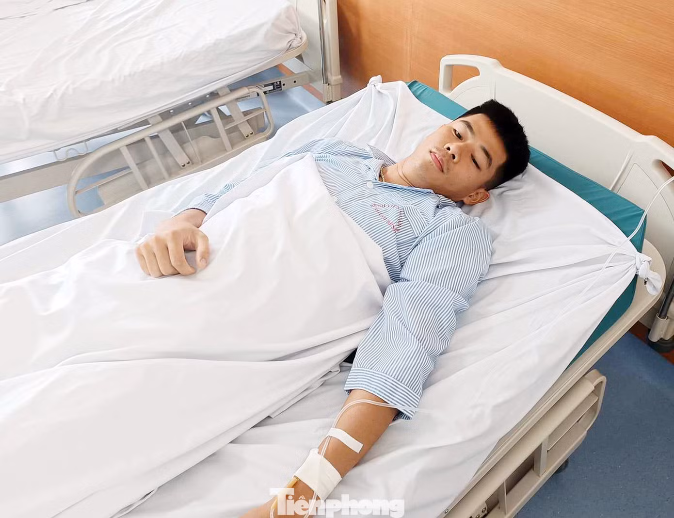Hạ sĩ Lê Quang Khải - Đội Cảnh sát PCCC&amp;CNCH Công an quận Hà Đông hiện đang bị thương nặng nhất được điều trị tại bệnh viện. Ảnh: Thanh Hà.
