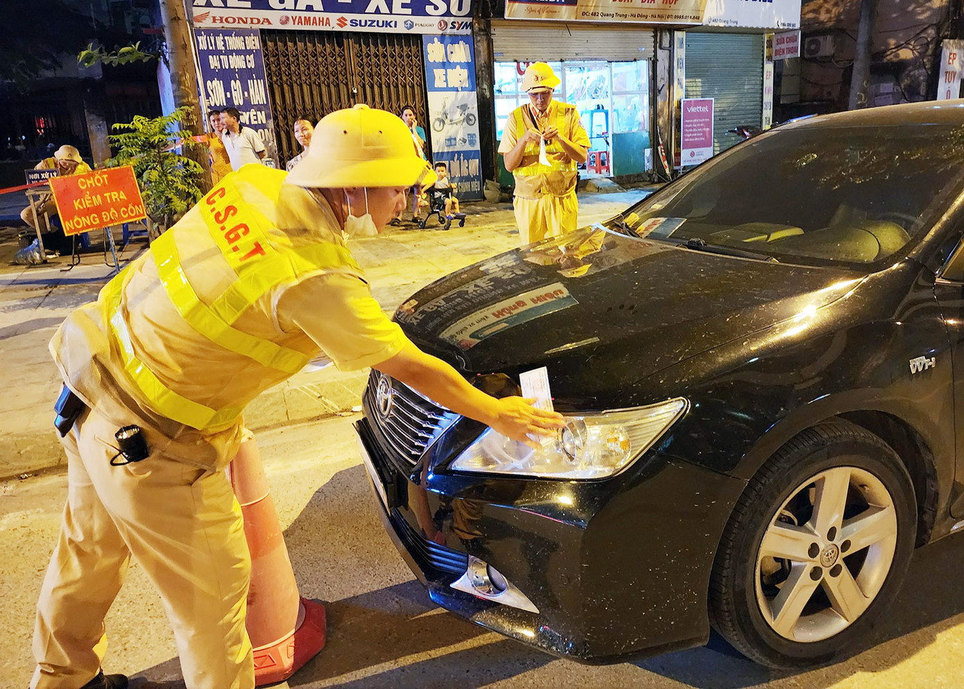 CSGT niêm phong phương tiện. CSGT niêm phong phương tiện.