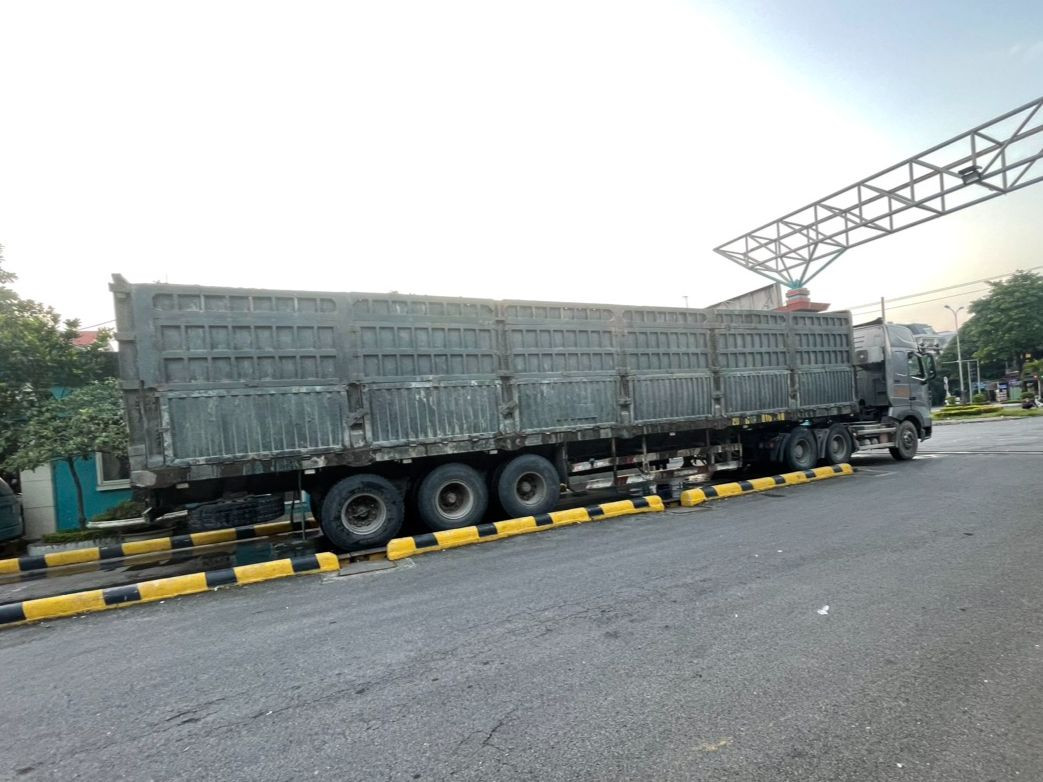 Xe đầu kéo chở cát quá tải bị phát hiện.
