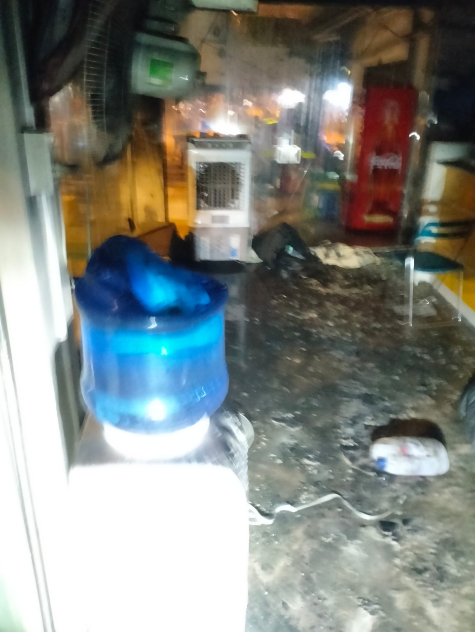 Bên trong nơi xảy ra hỏa hoạn. Bên trong nơi xảy ra hỏa hoạn.