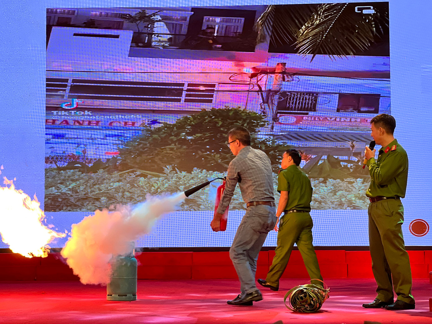 Các học viên đã được thực hành, hướng dẫn sử dụng thành thạo các phương tiện, dụng cụ PCCC tại chỗ.