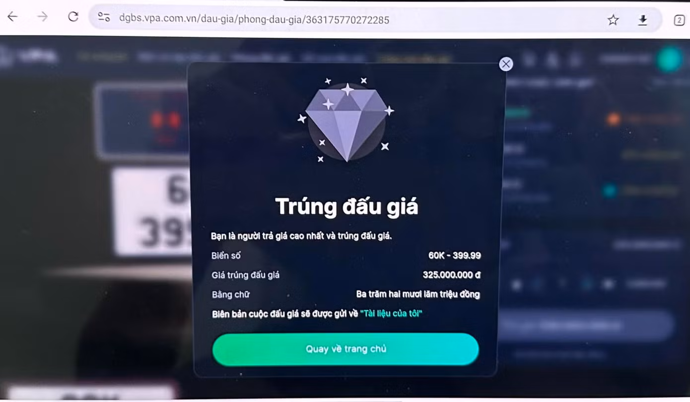 Một biển số trúng đấu giá 325 triệu đồng được người tham gia đấu giá chia sẻ. Một biển số trúng đấu giá 325 triệu đồng được người tham gia đấu giá chia sẻ.