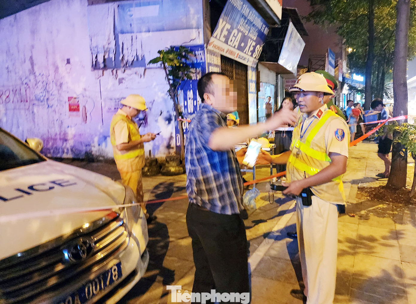 Tổ công tác yêu cầu tài xế chấp hành kiểm tra nồng độ cồn. Tổ công tác yêu cầu tài xế chấp hành kiểm tra nồng độ cồn.