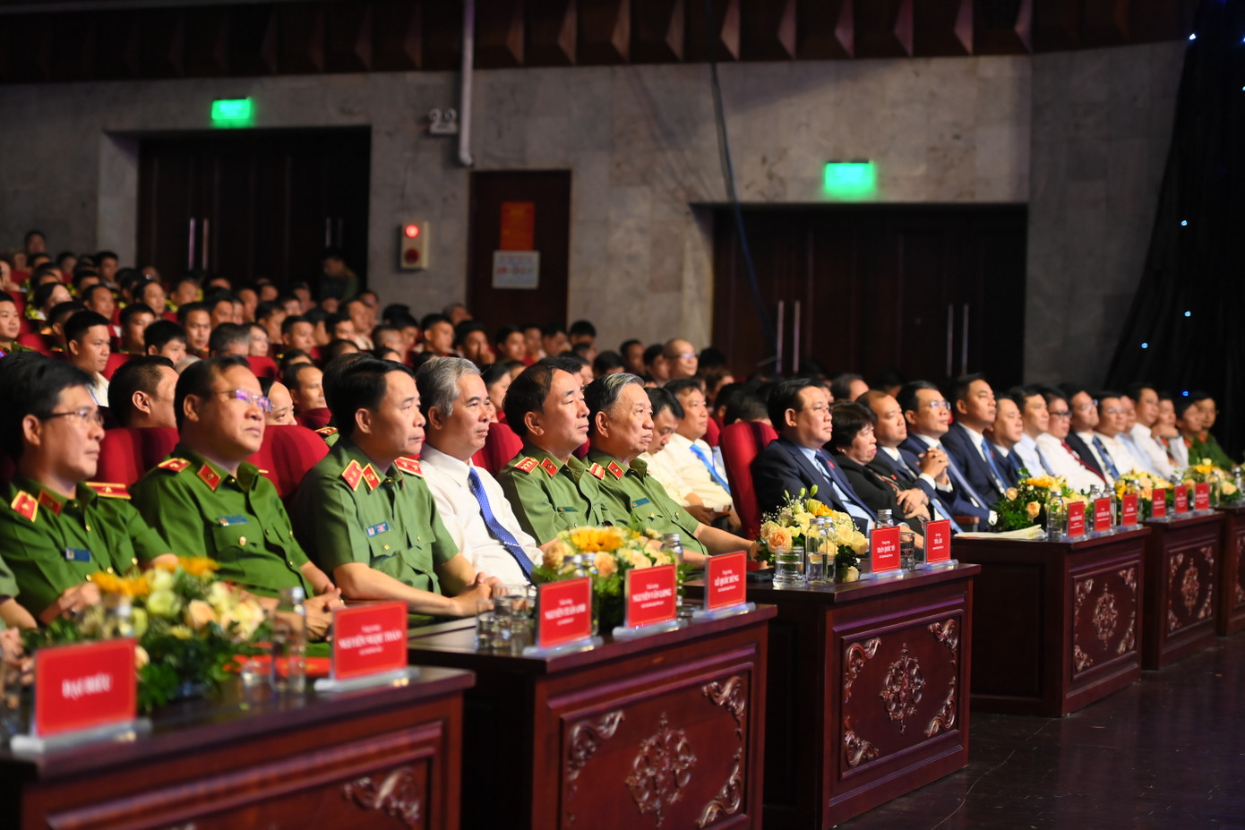 Chủ tịch Quốc hội Vương Đình Huệ, Bộ trưởng Bộ Công an Tô Lâm cùng đại biểu khách mời tham dự chương trình.