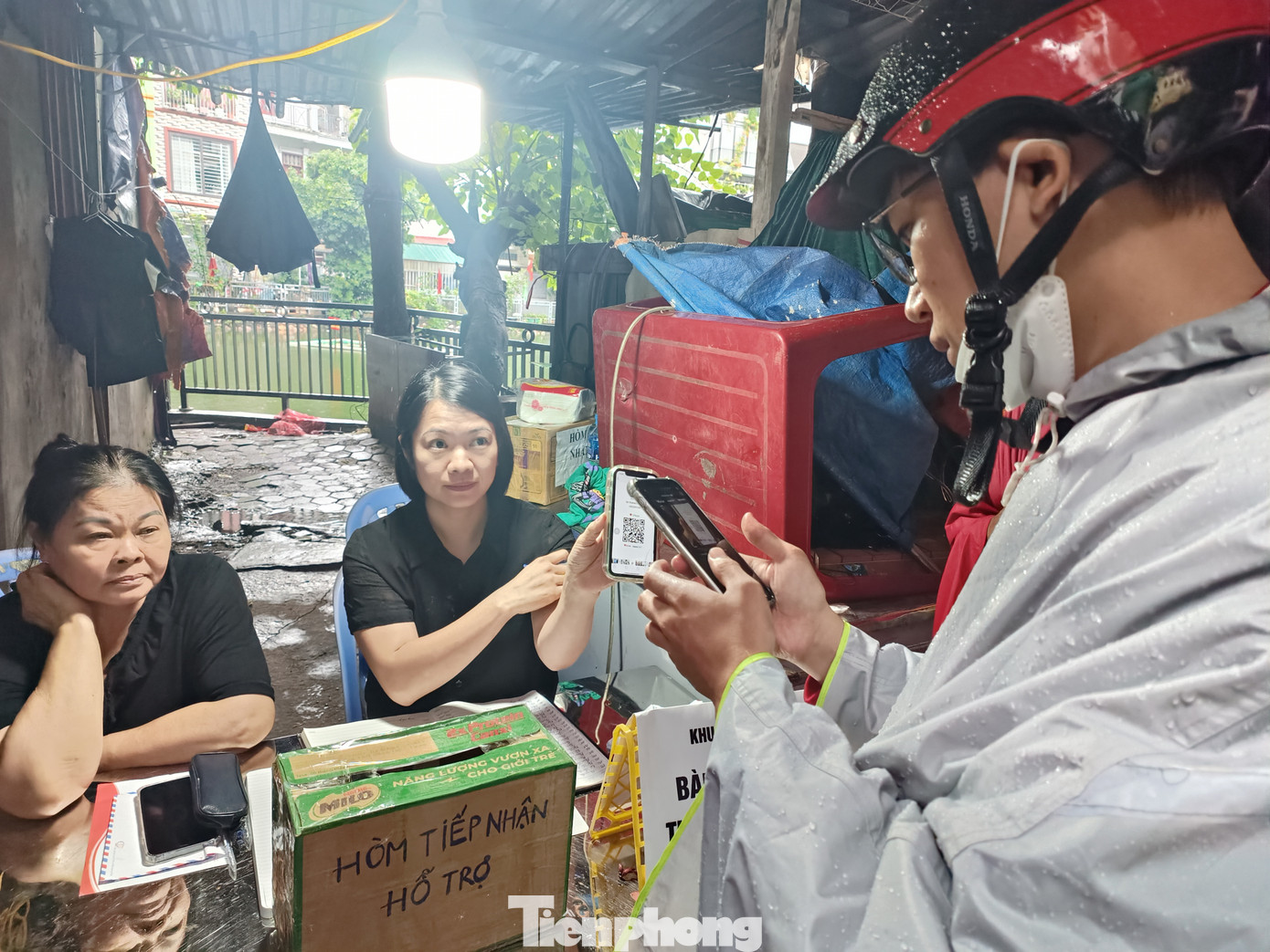 Nhiều người dân ủng hộ giúp đỡ các nạn nhân trong vụ cháy. Nhiều người dân ủng hộ giúp đỡ các nạn nhân trong vụ cháy.