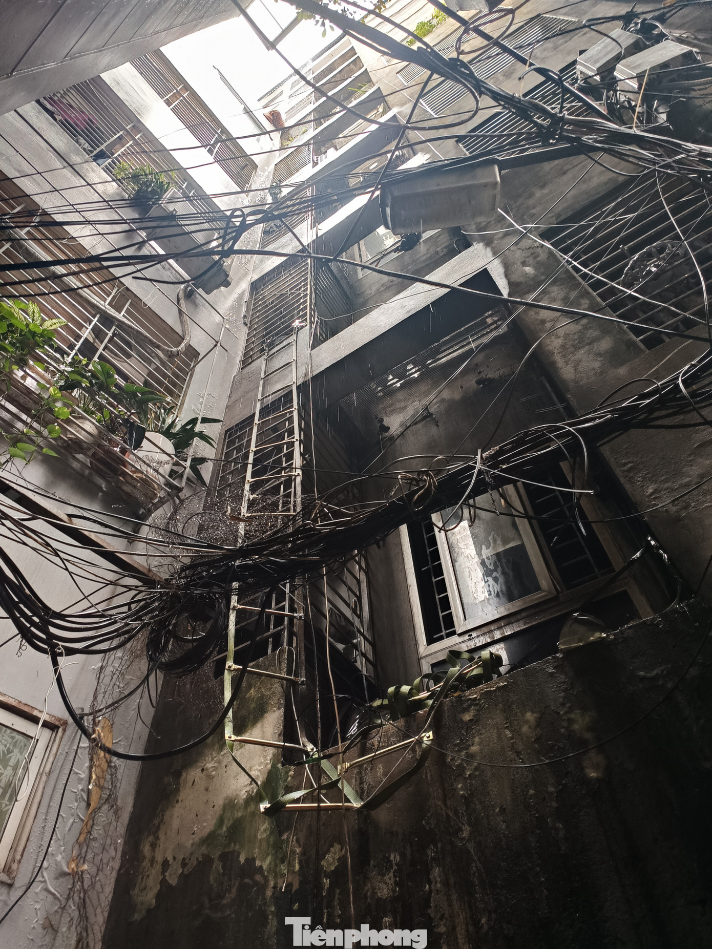 Thang dây được người dân thả từ tầng 3 xuống dưới. Thang dây được người dân thả từ tầng 3 xuống dưới.