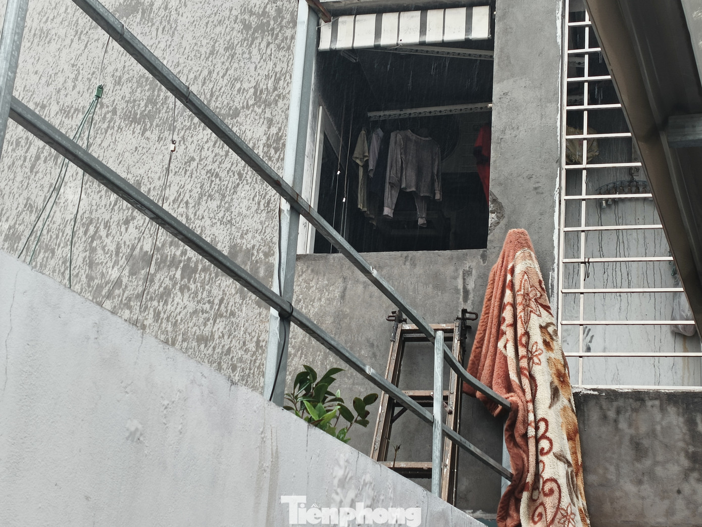 Cửa sổ nơi gần 20 người ở chung cư thoát ra ngoài xuống sân thượng tòa nhà bên cạnh. Cửa sổ nơi gần 20 người ở chung cư thoát ra ngoài xuống sân thượng tòa nhà bên cạnh.