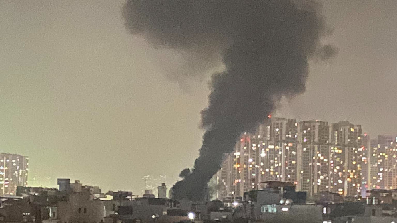 Theo thông tin ban đầu, khoảng hơn 23h cùng ngày, người dân phát hiện lửa bùng phát tại một chung cư mini cao khoảng 9 tầng trong ngõ 29/70 phố Khương Hạ. Lửa bùng phát dữ dội, cột khói đen bốc cao hàng chục mét.