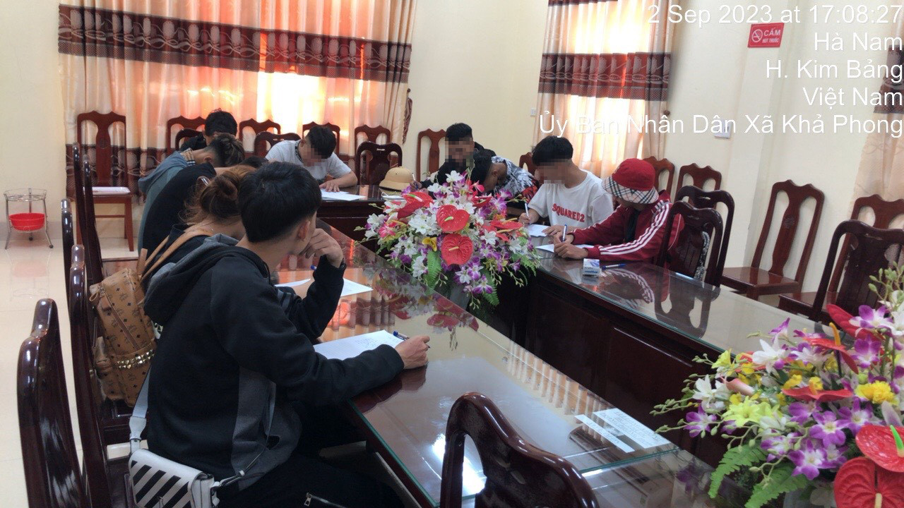 Nhóm thanh thiếu niên tại cơ quan chức năng. Nhóm thanh thiếu niên tại cơ quan chức năng.