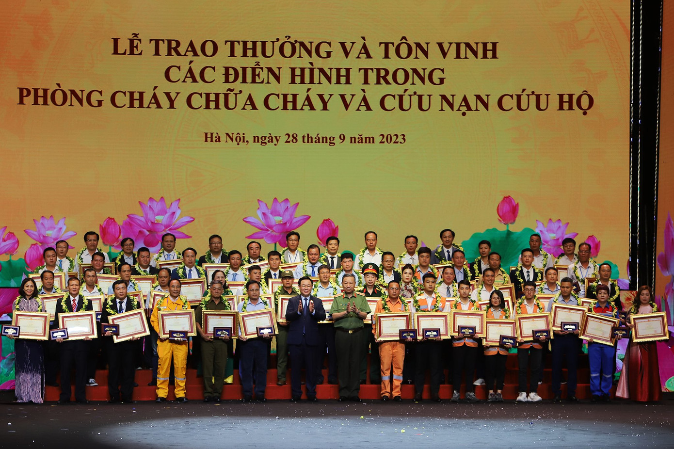 Chủ tịch Quốc hội Vương Đình Huệ và Bộ trưởng Bộ Công an Tô Lâm tặng quà lưu niệm và bằng khen cho các tập thể đã có thành tích xuất sắc trong công tác PCCC&amp;CNCH.