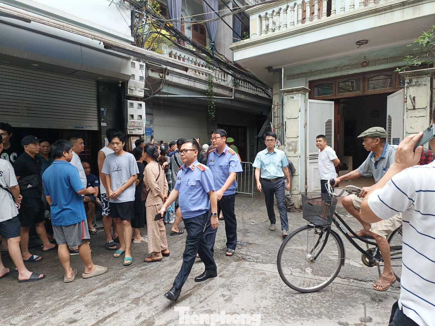 Viện kiểm sát cũng có mặt tại hiện trường vào trưa ngày 13/9. Viện kiểm sát cũng có mặt tại hiện trường vào trưa ngày 13/9.