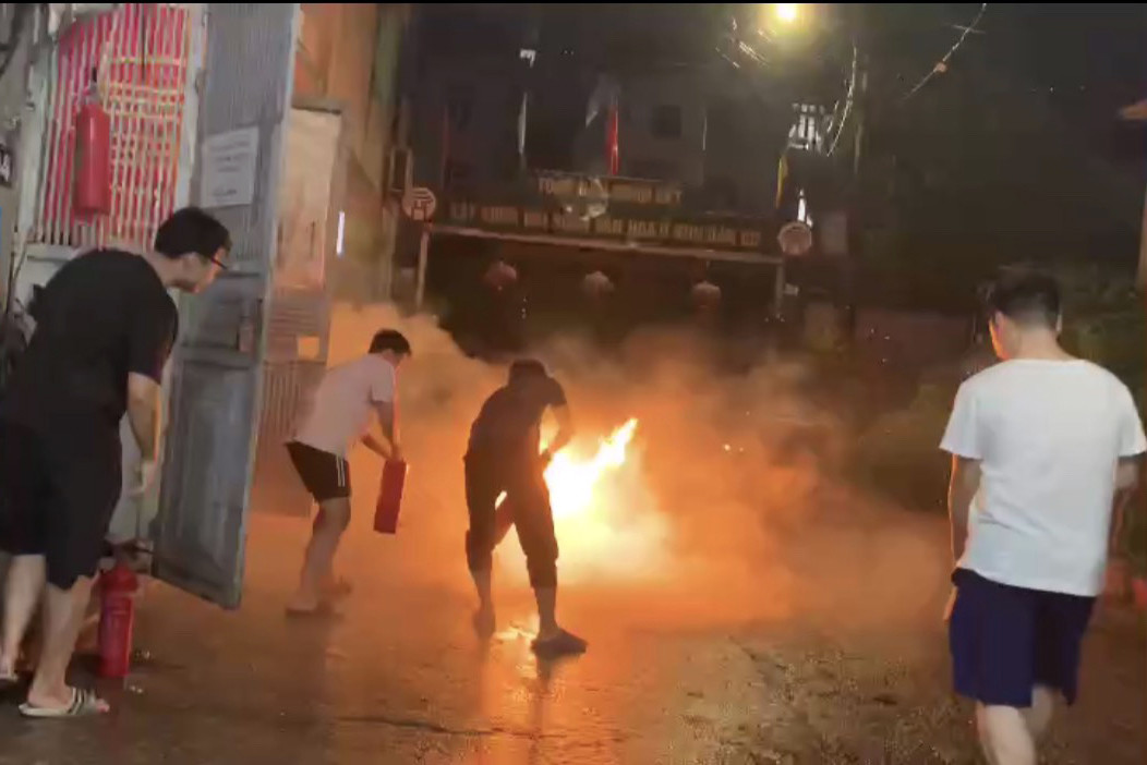 Tổ liên gia an toàn PCCC diễn tập chữa cháy. Tổ liên gia an toàn PCCC diễn tập chữa cháy.