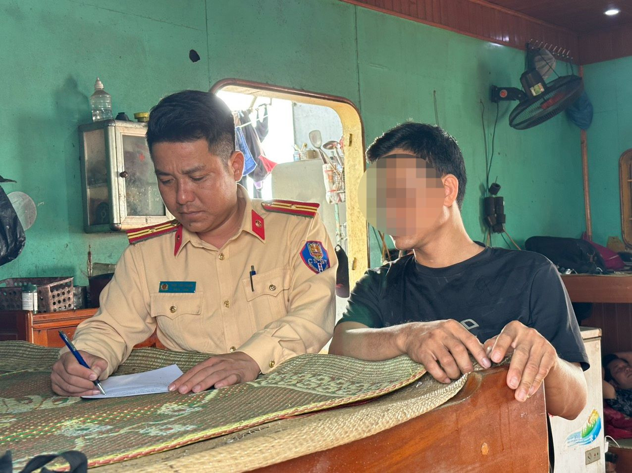 Tổ công tác làm việc với người trên tàu. Tổ công tác làm việc với người trên tàu.