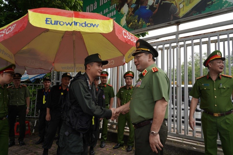 Giám đốc Công an TP Hà Nội thăm hỏi, động viên lực lượng làm nhiệm vụ. Giám đốc Công an TP Hà Nội thăm hỏi, động viên lực lượng làm nhiệm vụ.