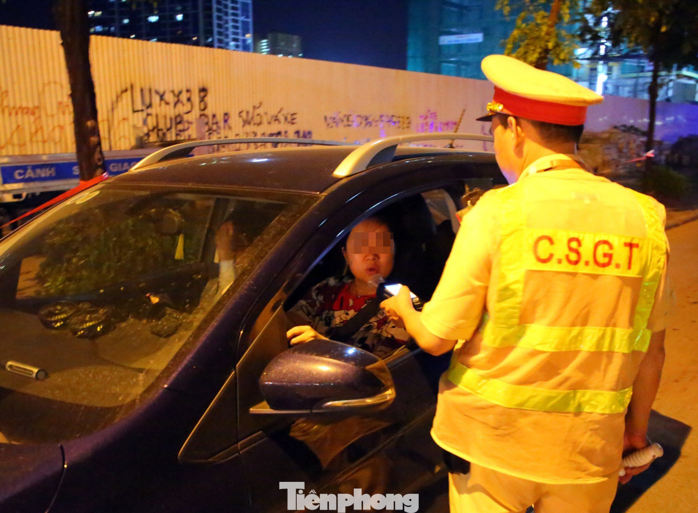 Lực lượng CSGT kiểm tra nồng độ cồn nữ tài xế ô tô.