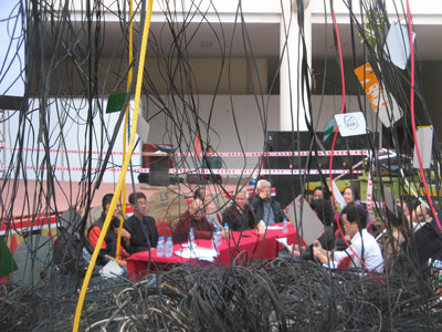 Buổi họp báo diễn ra ngay cạnh bề bộn dây điện