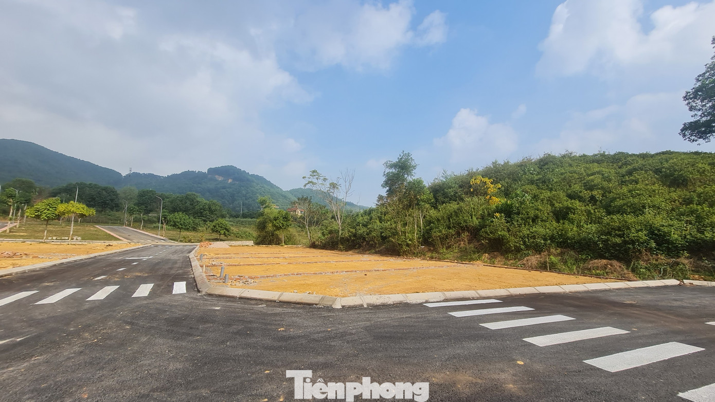 Đất nền nhiều nơi vùng ven ở Hà Nội như Hoài Đức, Đông Anh, Thạch Thất, Quốc Oai, Sơn Tây, Ba Vì… giá giảm sâu so với thời kì đỉnh “sốt đất”. Ảnh: Ninh Phan.