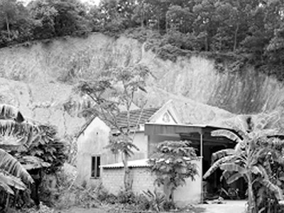 Một điểm khai thác đất đen. Ảnh: P.V. Một điểm khai thác đất đen. Ảnh: P.V