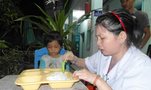 Bữa cơm đầu tiên tại trung tâm của cháu Đức. Bữa cơm đầu tiên tại trung tâm của cháu Đức