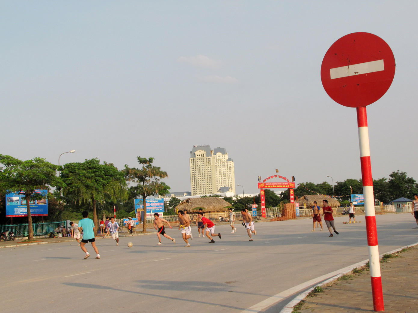 Các đội bóng tranh tài quyết liệt trên đoạn đường trước Khu liên hợp thể thảo quốc gia - đối diện với sân vận động quốc gia Mỹ Đình