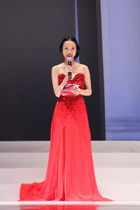 Cô đảm nhận vai trò MC của chương trình