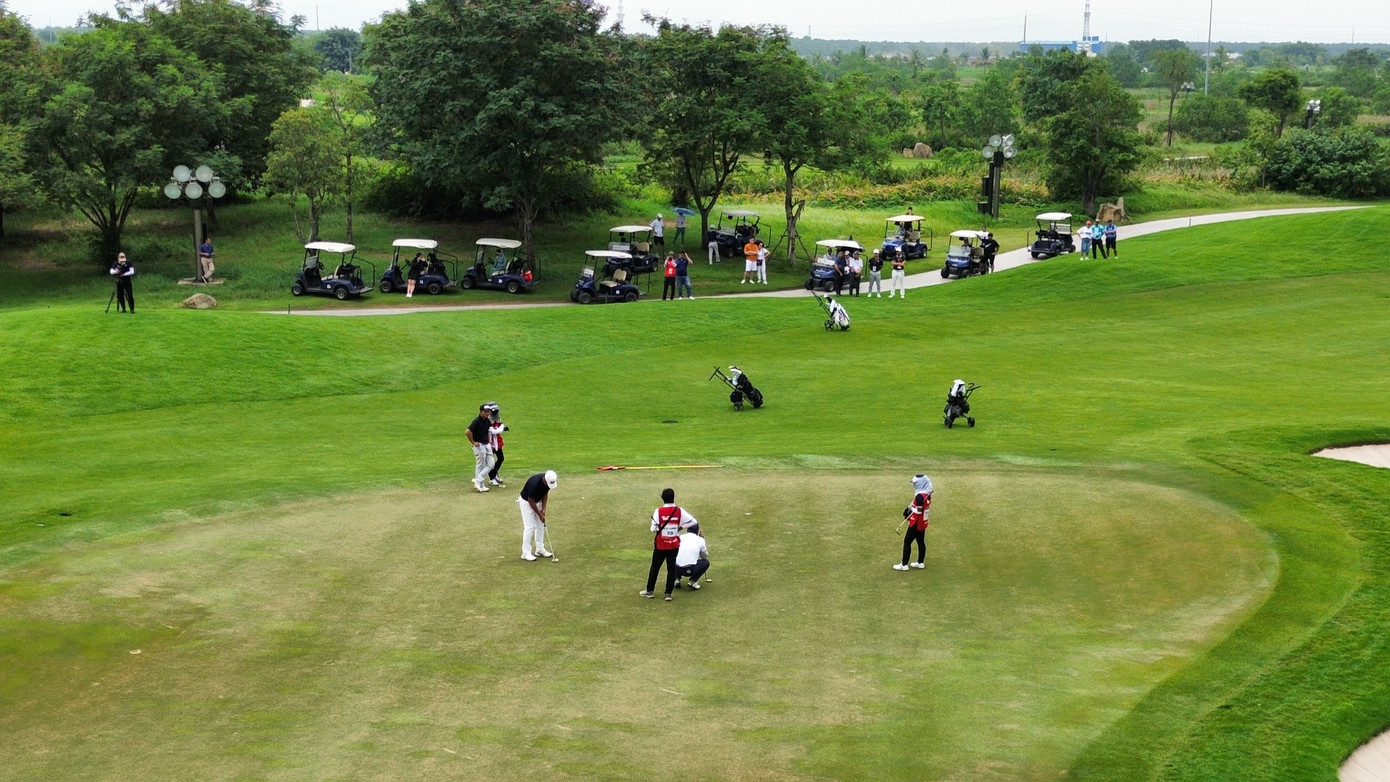 Sân golf đầm lầy được mệnh danh “chuyên gia nhồi bóng”, có thiết kế đặc biệt để gắn kết hài hòa cũng như bảo tồn môi trường đầm lầy tự nhiên.
