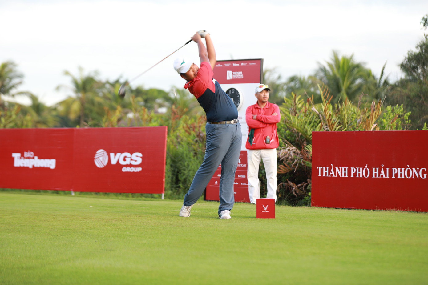 Golfer Nguyễn Nhất Long độc chiếm ngôi đầu sau ngày thi đấu thứ hai ảnh 12 Golfer Nguyễn Nhất Long độc chiếm ngôi đầu sau ngày thi đấu thứ hai ảnh 12