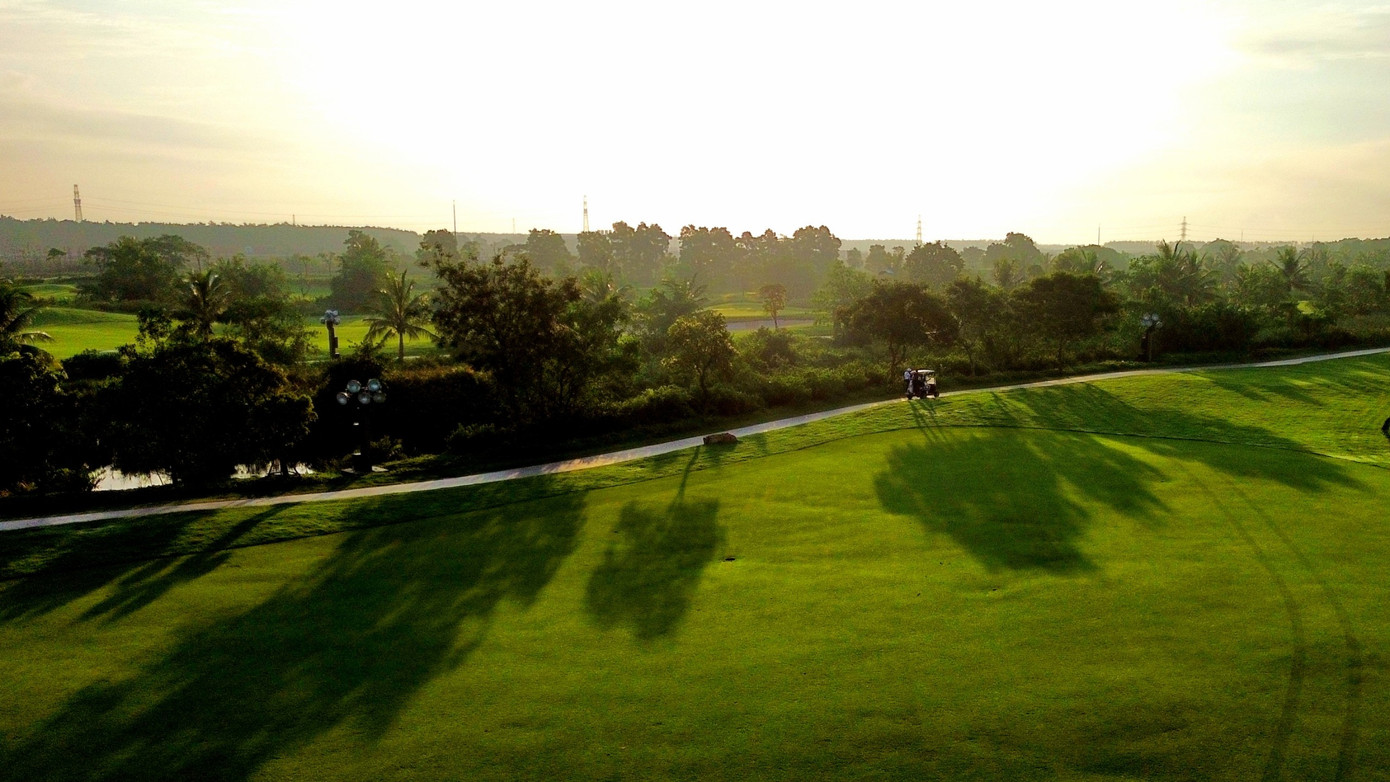 Chinh phục những đường fairway và khu vực đẩy bóng lượn sóng rộng rãi, sân đầm lầy có nhiều mạo hiểm nhưng không kém phần thú vị cho các golfer dự giải.