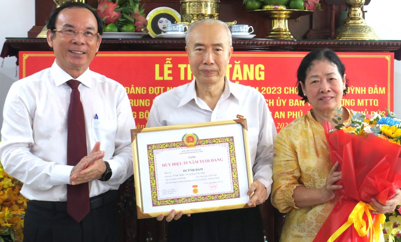 Bí thư Thành uỷ TPHCM Nguyễn Văn Nên trao Huy hiệu 55 năm tuổi Đảng tặng ông Huỳnh Đảm. Ảnh: CTV