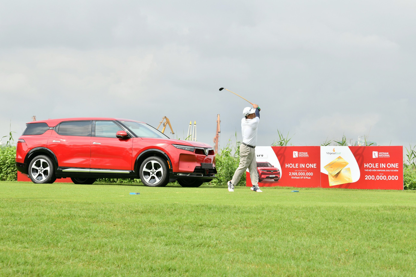 Tại Giải VIP (pro-am), hai golfer đầu tiên đạt HIO (hole in one) sẽ được thưởng nóng 2 chiếc xe điện hạng sang VinFast VF 9 Plus, giá hơn 2,1 tỷ đồng mỗi chiếc.