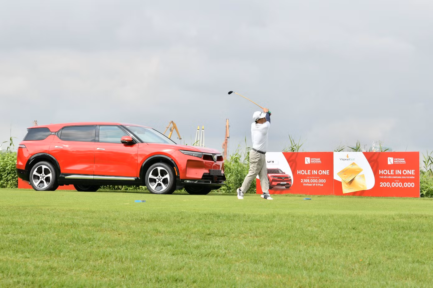 Tại Giải VIP (pro-am), hai golfer đầu tiên đạt HIO (hole in one) sẽ được thưởng nóng 2 chiếc xe điện hạng sang VinFast VF 9 Plus, giá hơn 2,1 tỷ đồng mỗi chiếc.