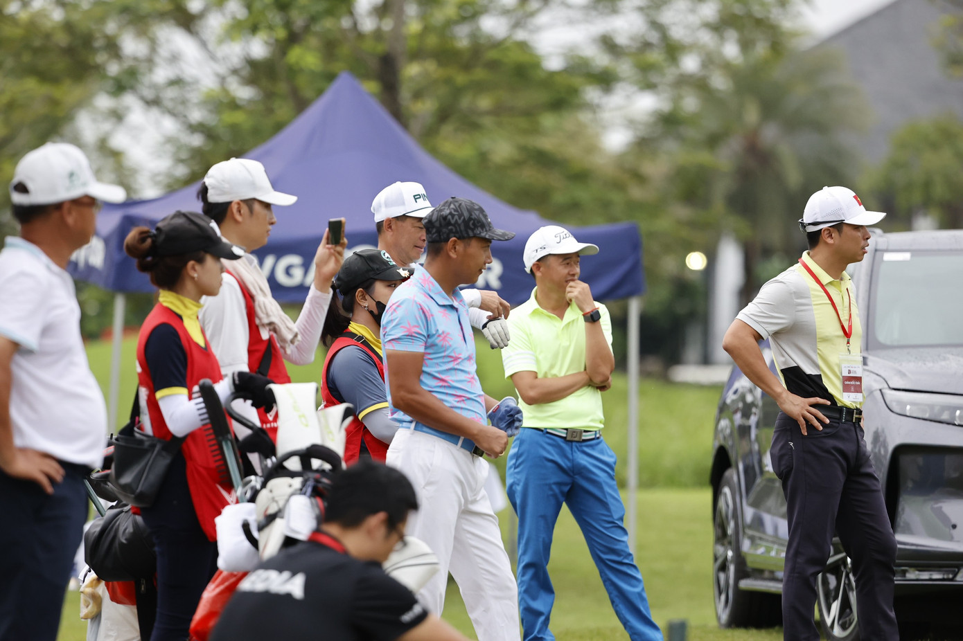 Rất nhiều cổ động viên đến sân Vinpearl Golf Hải Phòng từ sớm để theo dõi ngày thi đấu cuối cùng Giải Vô địch Golf Quốc gia năm 2023 - Cúp VinFast.