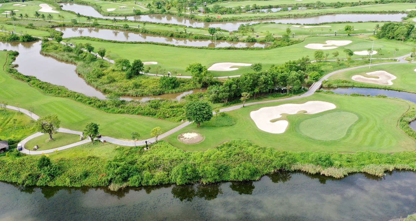 Các khu vực tee box, fairway của sân golf được phủ xanh bởi nền cỏ Platinum Paspalum. Khu vực green được phủ cỏ Bermuda TifEagle nhằm đảm bảo chất lượng sân golf luôn trong điều kiện lý tưởng quanh năm.